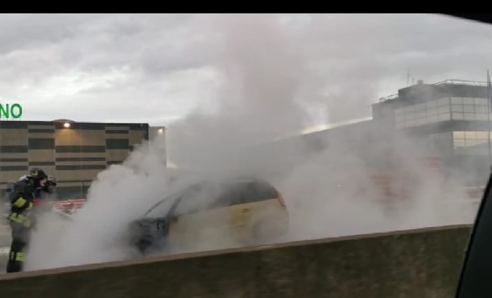 Incendio in tangenziale, auto prende fuoco mentre viaggia VIDEO