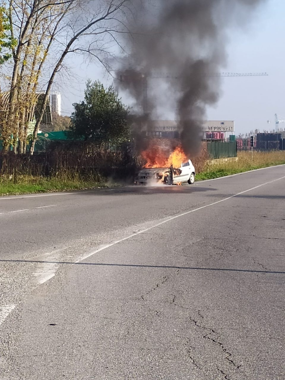 Auto in fiamme