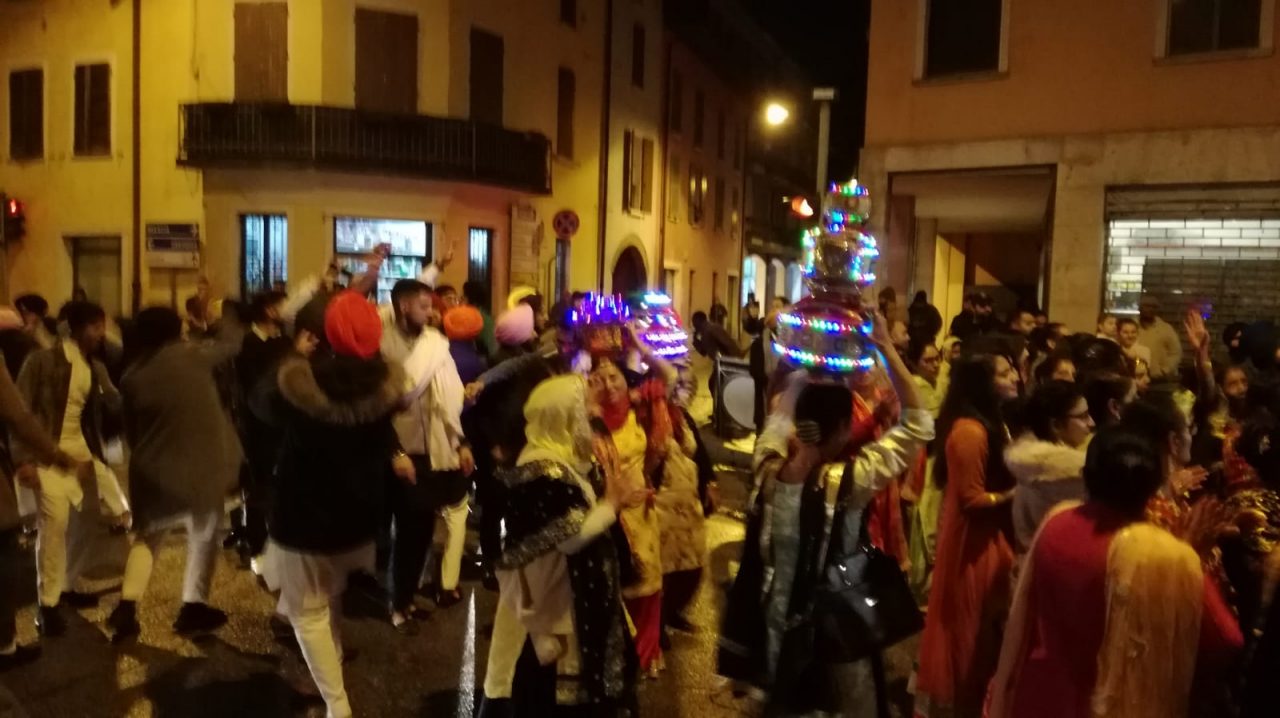 Paese bloccato per il matrimonio indiano, scatta la polemica