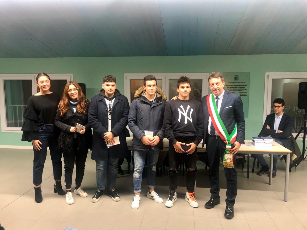 Barbariga, consegnate le borse di studio e copie della Costituzione