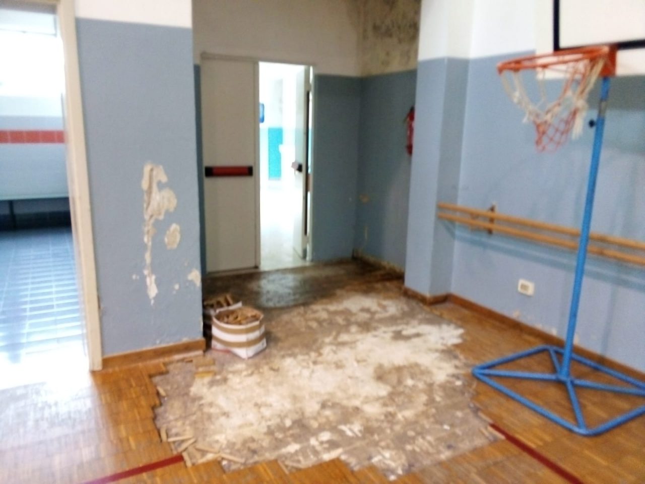 Infiltrazioni, acqua e muffa: scuole medie in ginocchio