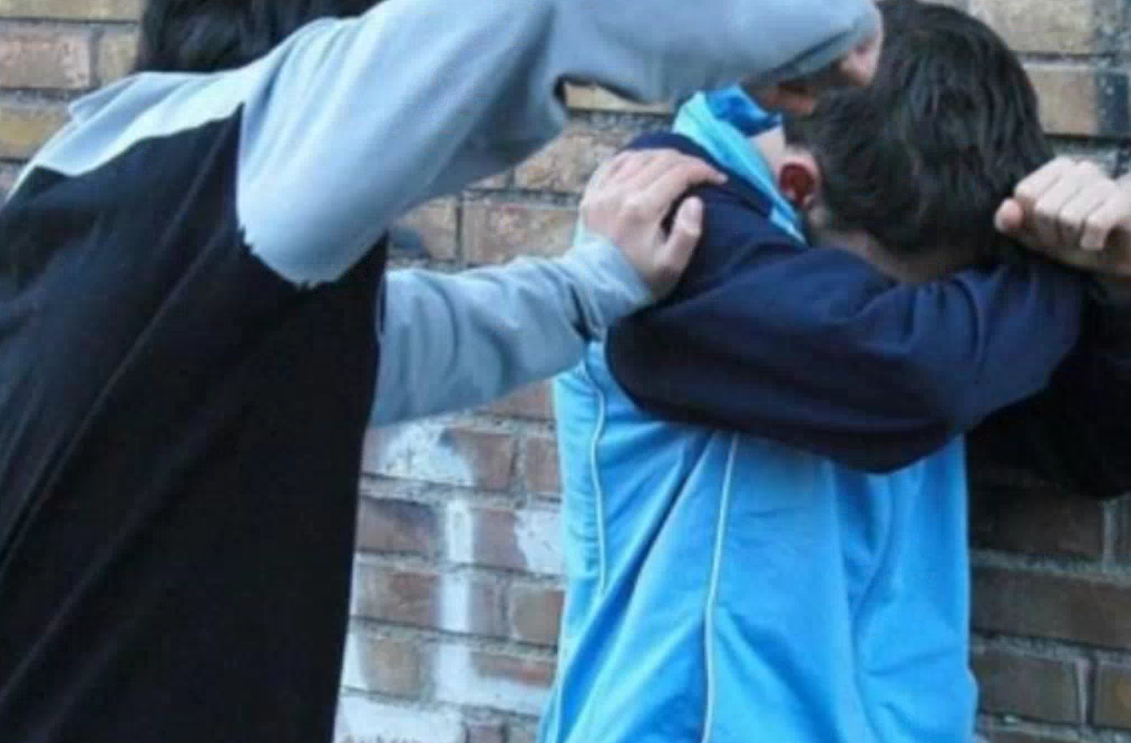 Un “pestaggio” al termine delle lezioni scolastiche