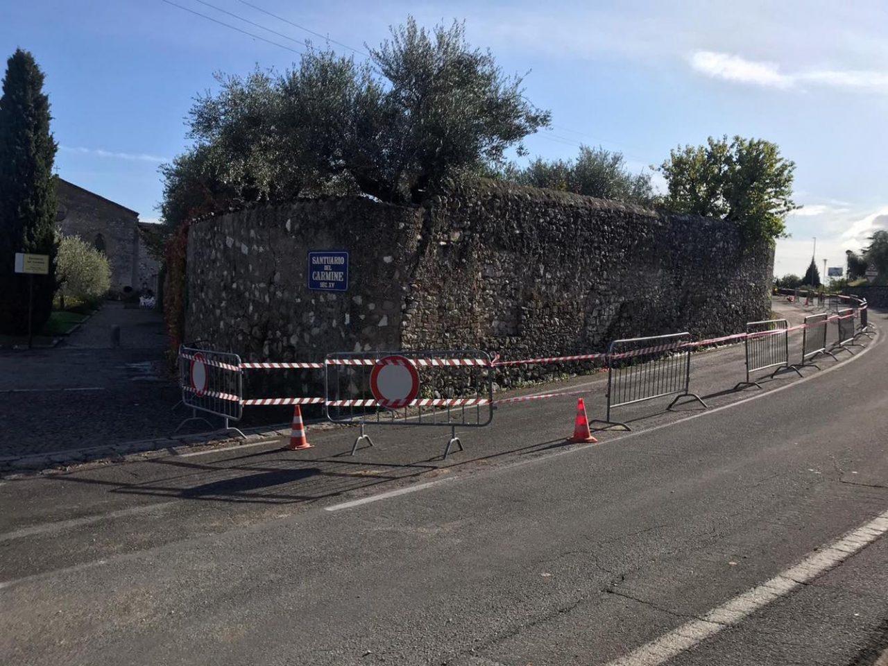 Cede una porzione del muro di cinta del Santuario Madonna del Carmine