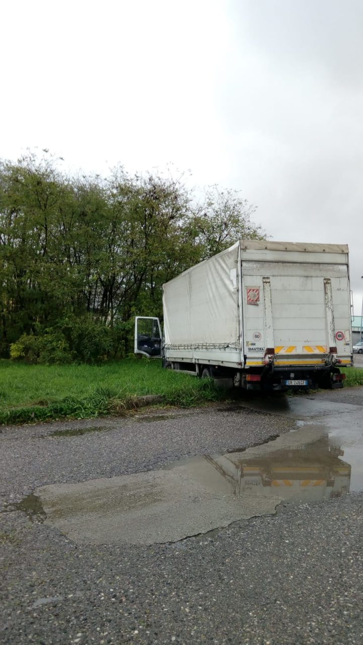 Camion finisce fuori strada: codice rosso a Visano