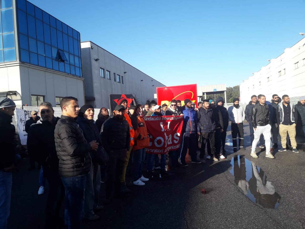 Torna il picchetto al Penny Market. Si Cobas: «Non li lasciamo soli»