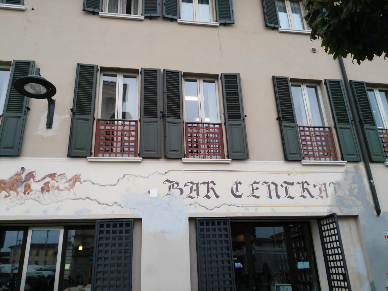 Cancellata la storica insegna del Bar Centrale: malcontento a Travagliato