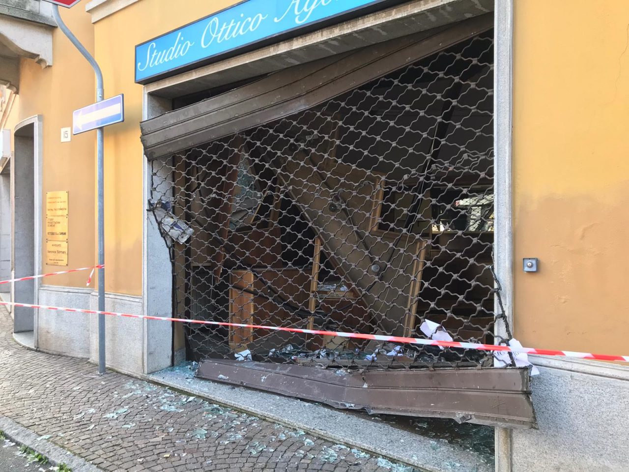 Con l’auto nel negozio, sfondata la vetrina dell’ottica Agoni a Ghedi