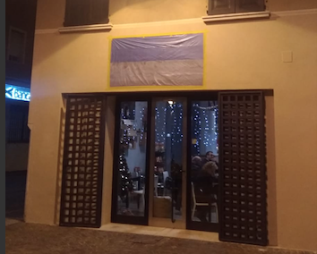 Storica insegna del Bar Centrale cancellata: a Travagliato si corre ai ripari dopo il restauro invasivo