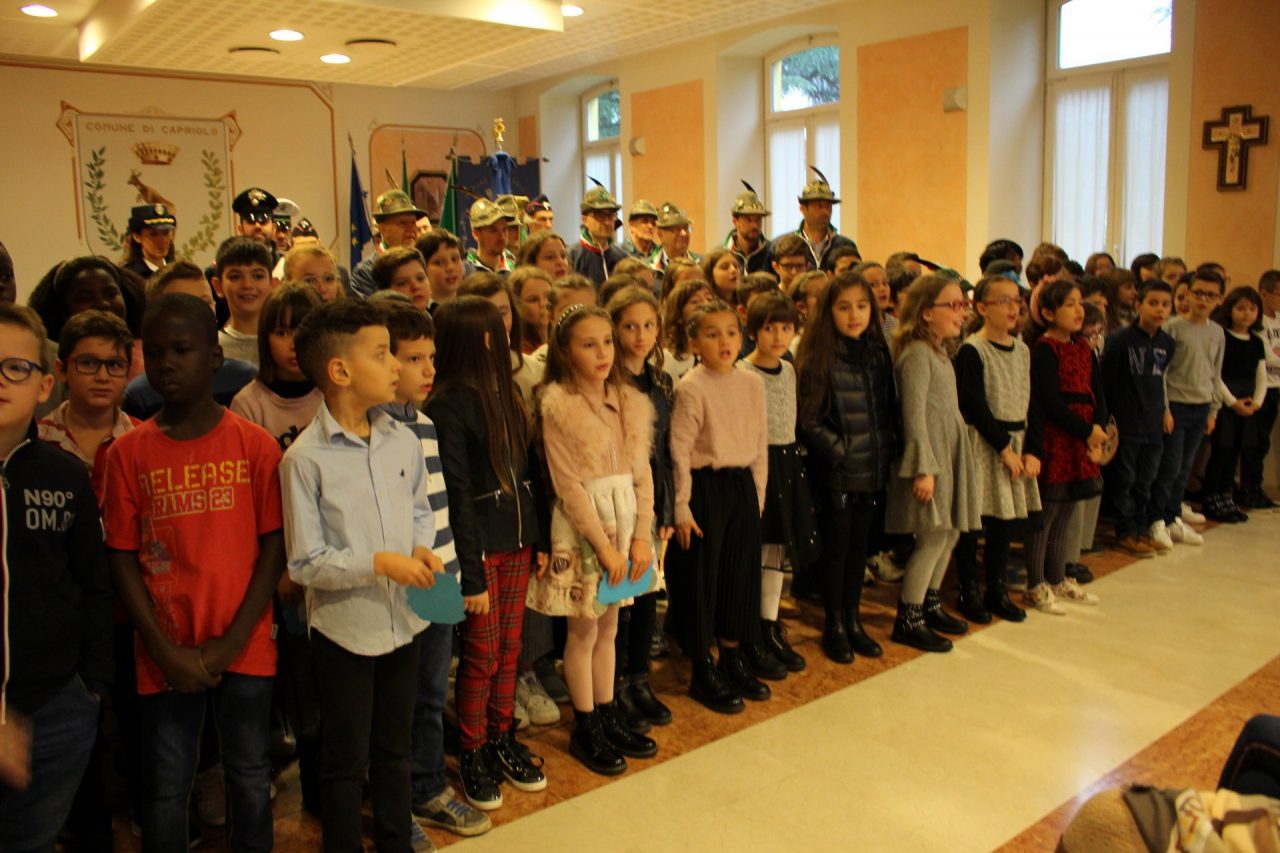 I bambini celebrano il IV Novembre con una mostra e diversi canti