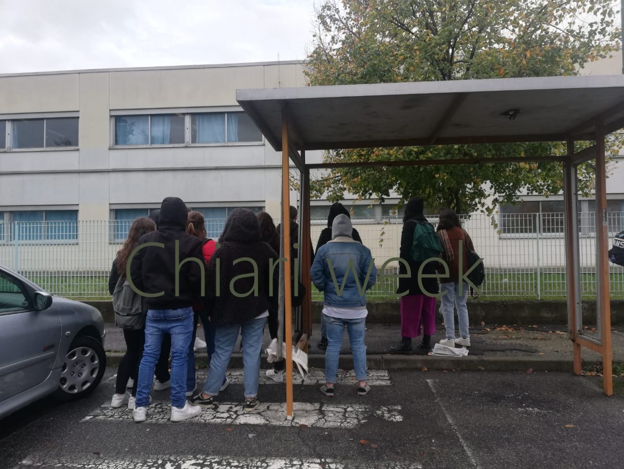 Piove in classe studenti in sciopero a Rovato