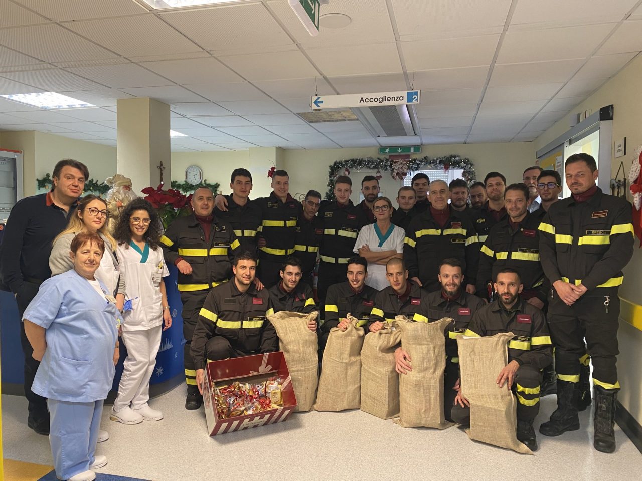 Pompieri in visita ai bimbi ricoverati in Pediatria a Chiari