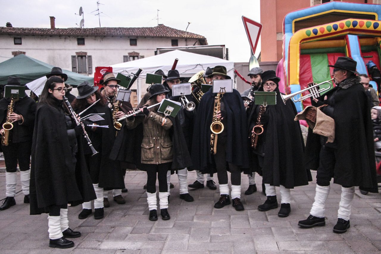La magia del Natale ha invaso Piazzale Gorio a Borgo San Giacomo