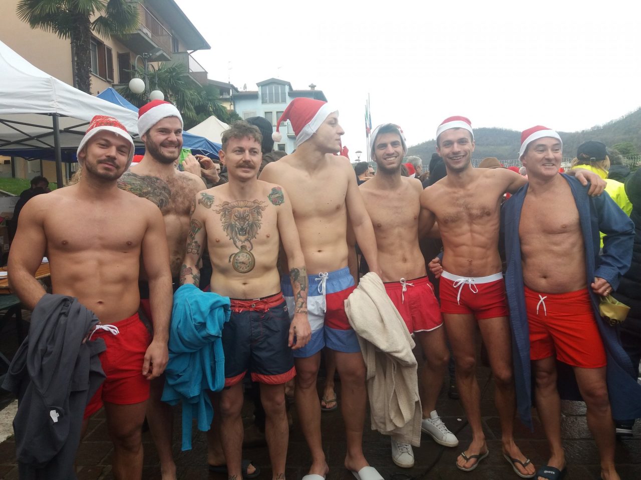 Un tuffo nel lago per beneficenza, folla a Paratico e Sarnico