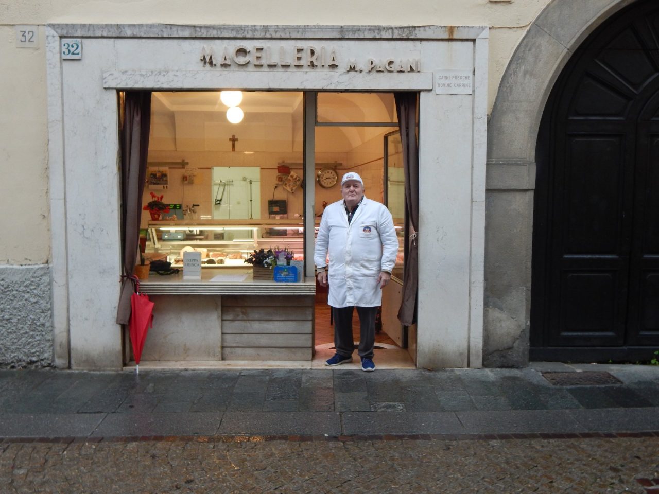 Sessant’anni dietro il bancone per il macellaio che colleziona telefoni