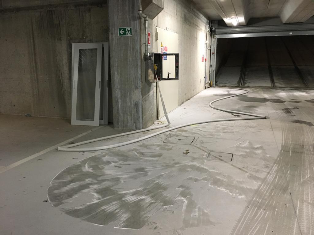 Vandali in azione nel parcheggio sotto la scuola