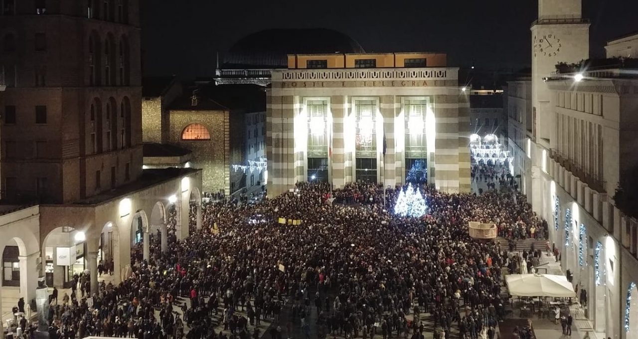 Sardine Brescia: erano in migliaia in piazza Vittoria