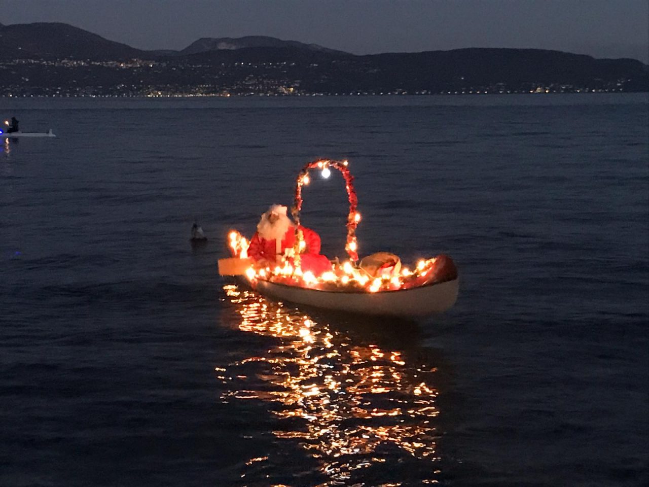 Babbo Natale vien dal lago e fa tappa a Gardone Riviera