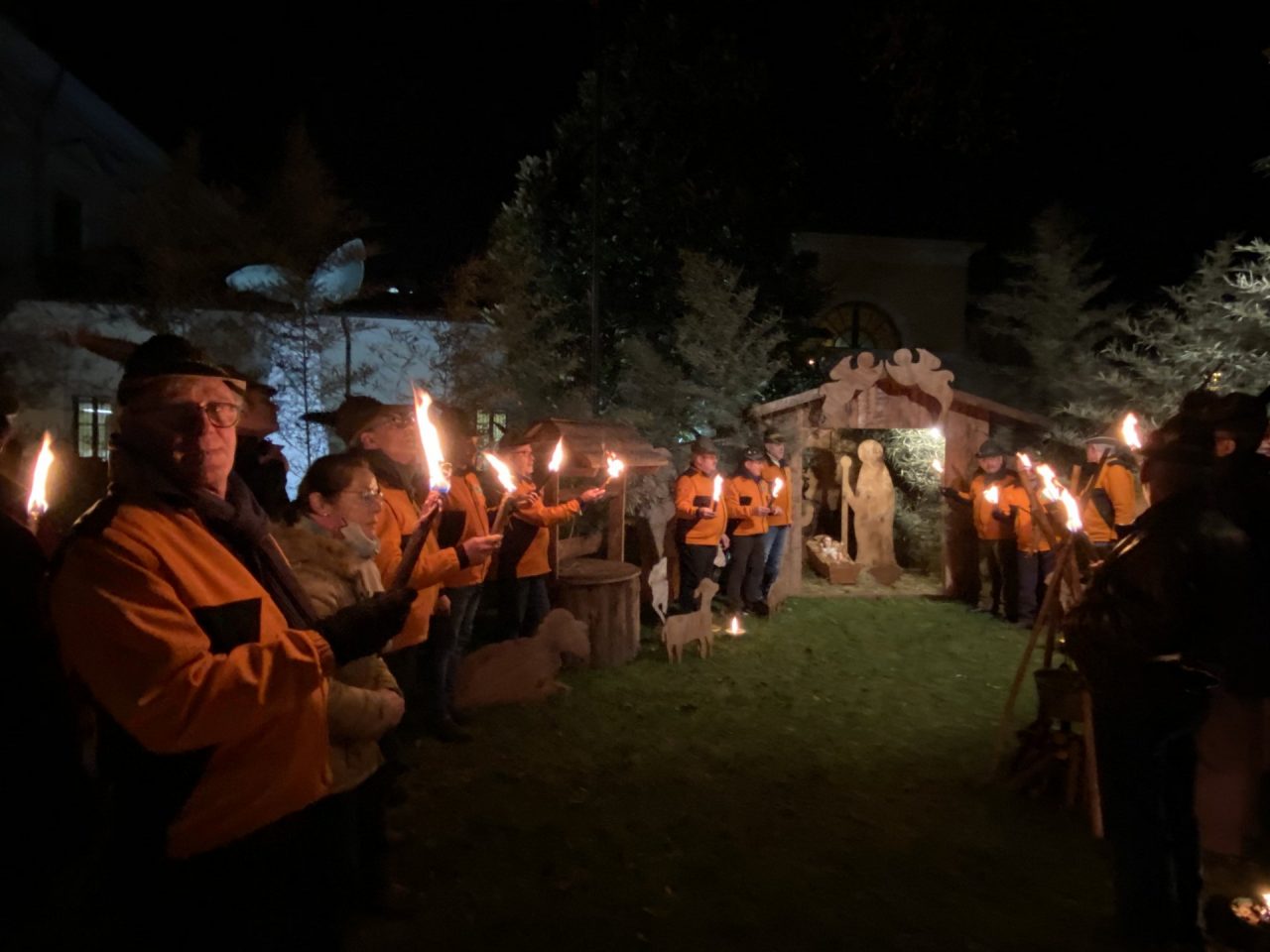 Emozioni per la fiaccolata con gli Alpini e il bambin Gesù