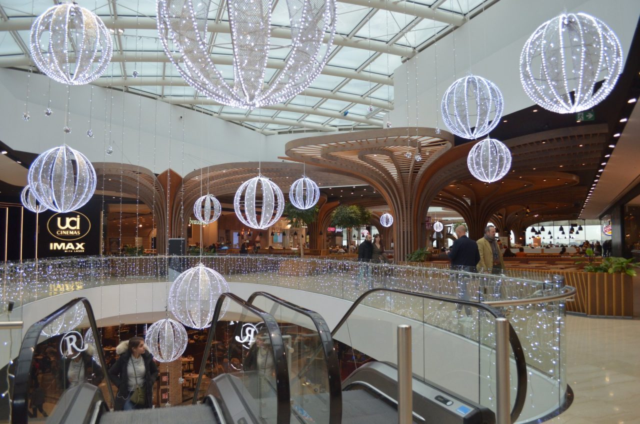 Oriocenter, è un Natale da favola: quattordici chilometri di luci, cinema e nuove aperture