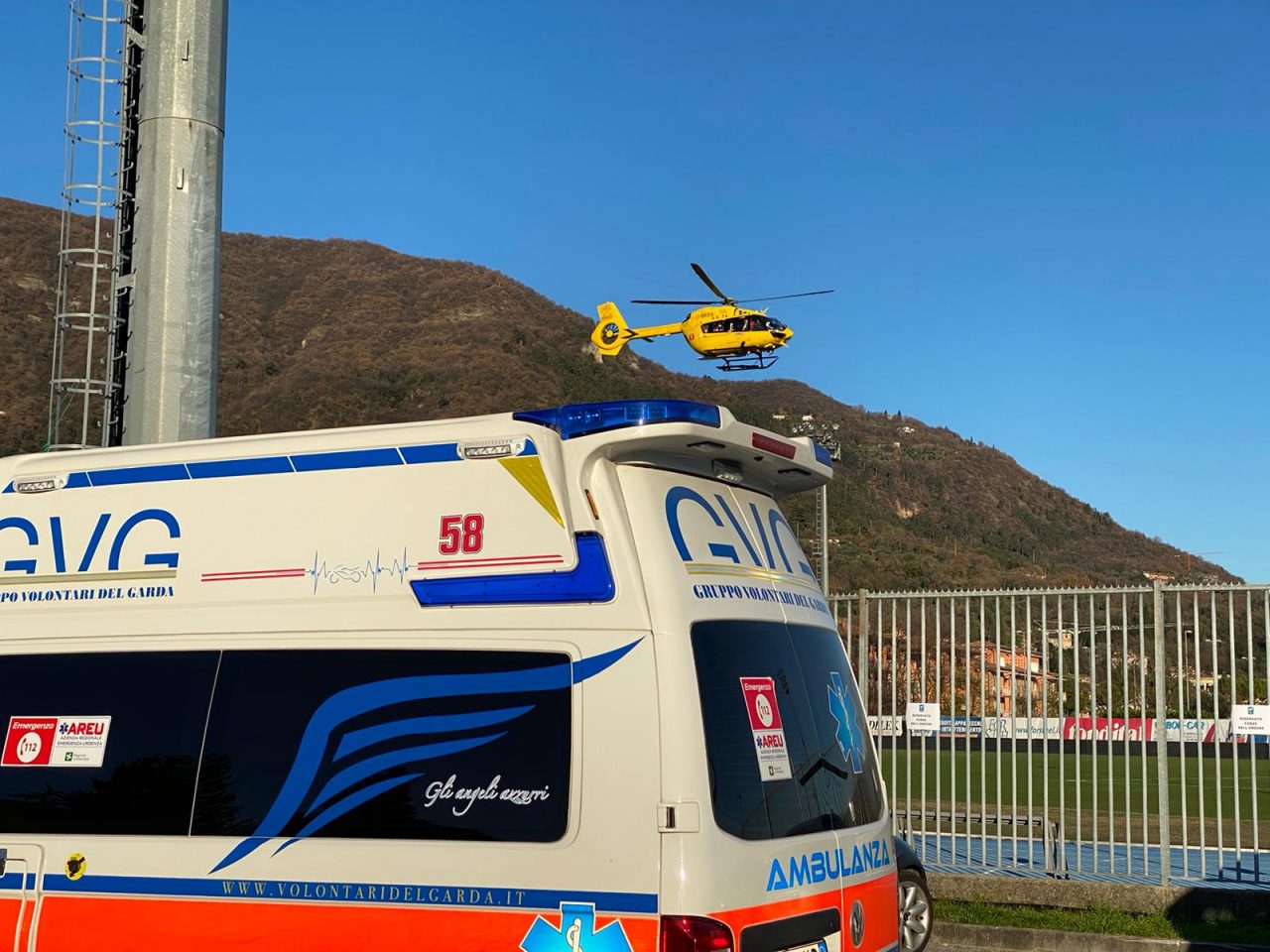 Moto contro auto a Salò, interviene l’elisoccorso