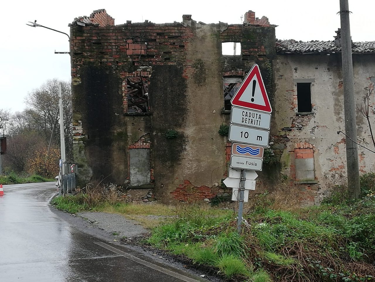 Crolla un tetto, chiusa la strada del Porto fra Capriolo e Castelli Calepio