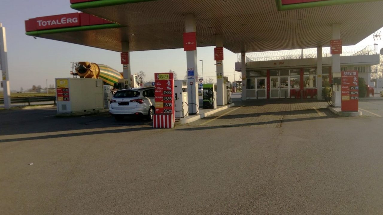 Niente incasso, i rapinatori spingono i benzinai nel fosso