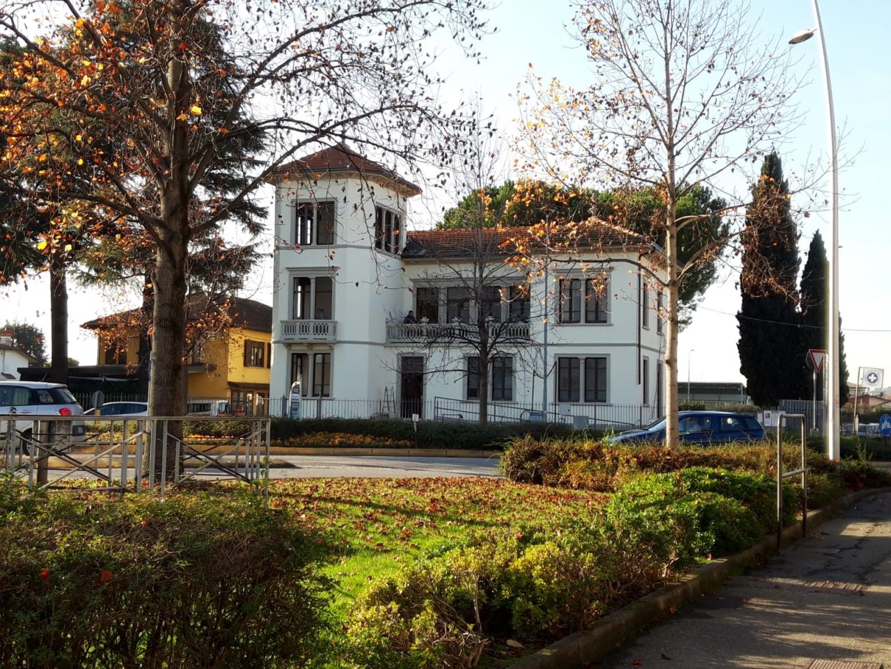 Tolti i ponteggi a Villa Sgroy a Capriolo