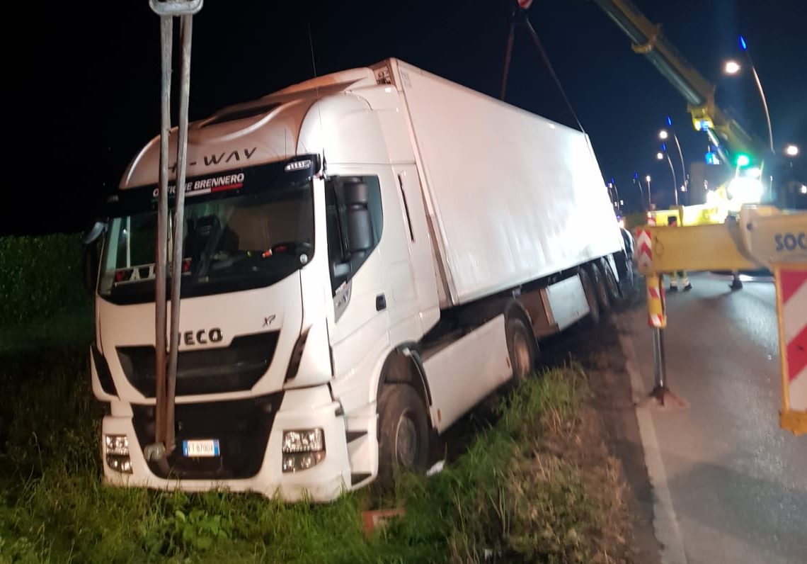 Ancora un mezzo fuori strada in via Palazzolo