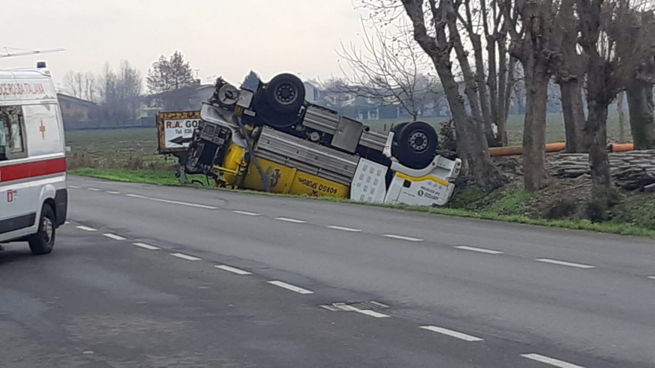 Ribaltamento a Ghedi, camion nel fosso