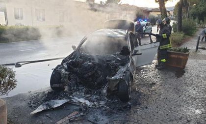 Auto prende fuoco a Salò
