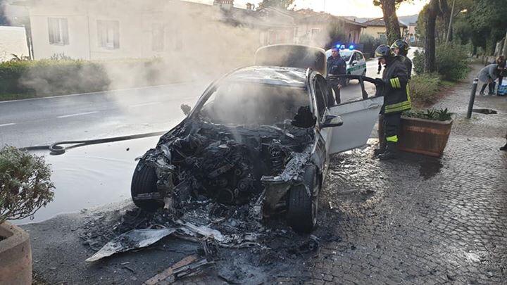 Auto prende fuoco a Salò