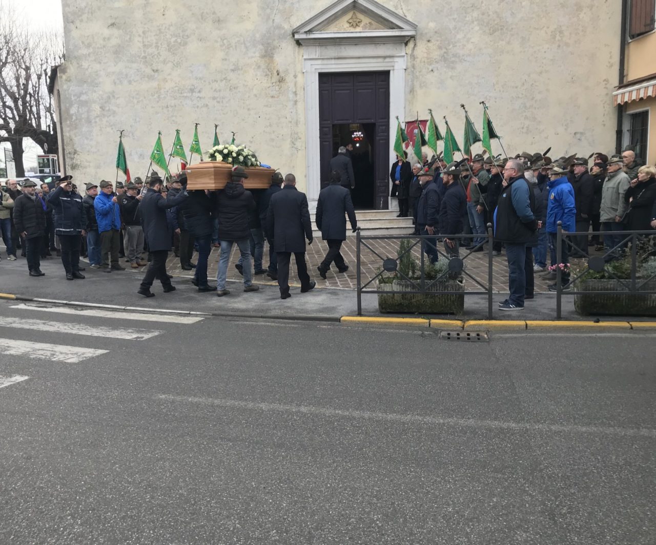 In centinaia per l’ultimo saluto a Giovanni Borra
