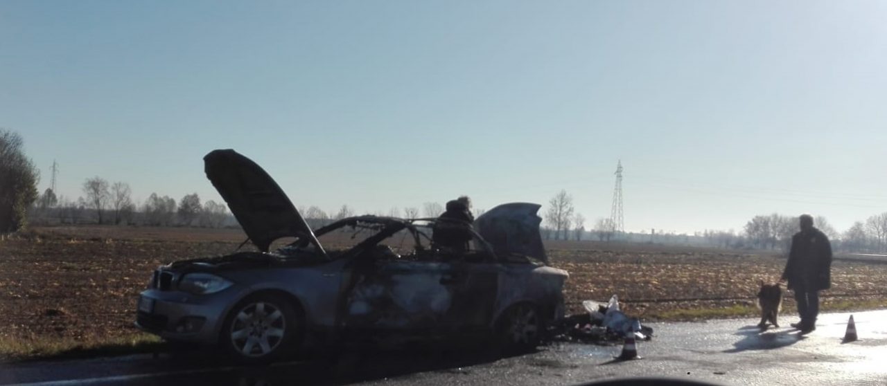 Prende fuoco l’auto mentre è alla guida, paura per un 70enne di Ghedi