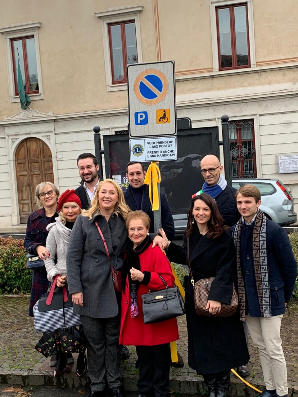 Quindici targhe “Prenditi anche il mio handicap” posizionate a Palazzolo