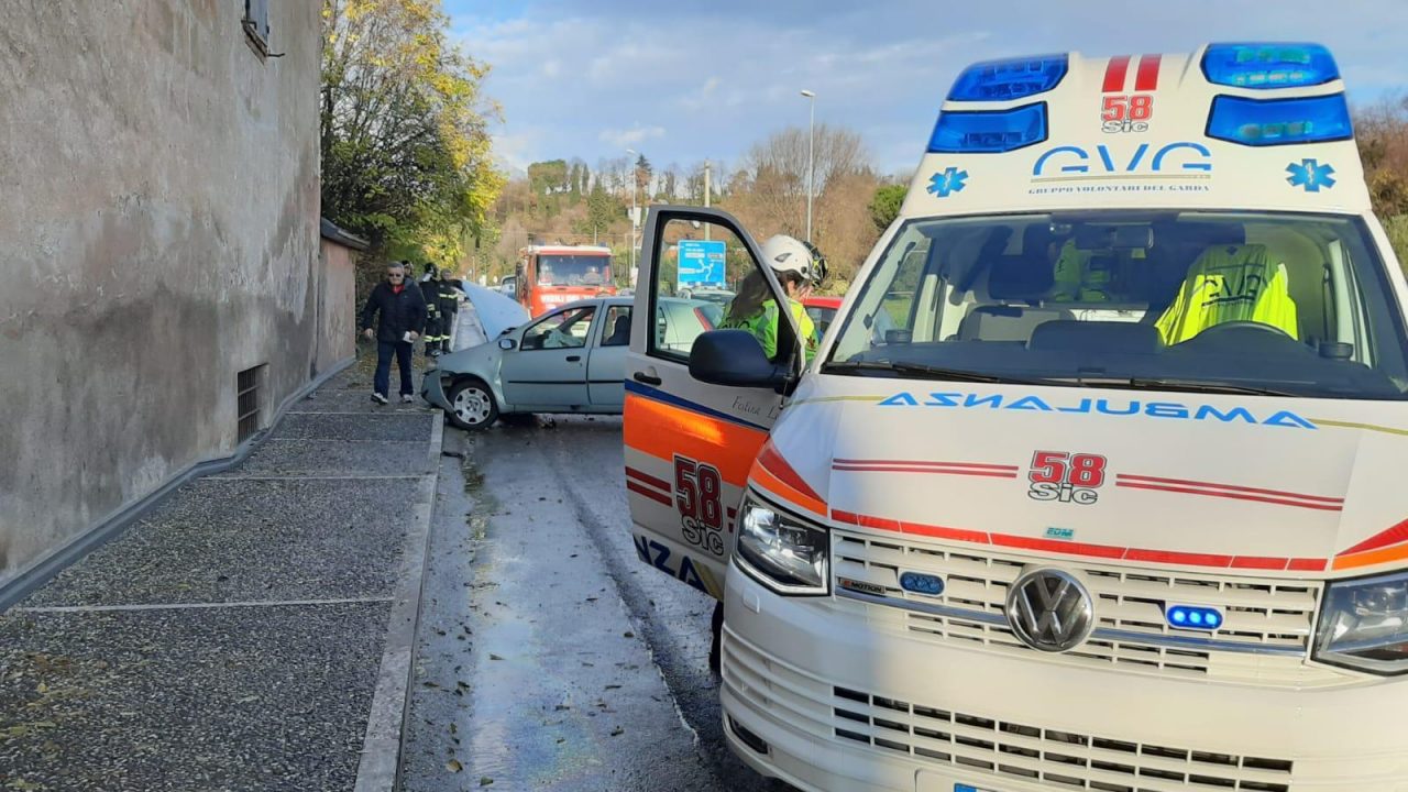 Scontro fra due auto a Salò, sul posto l’ambulanza