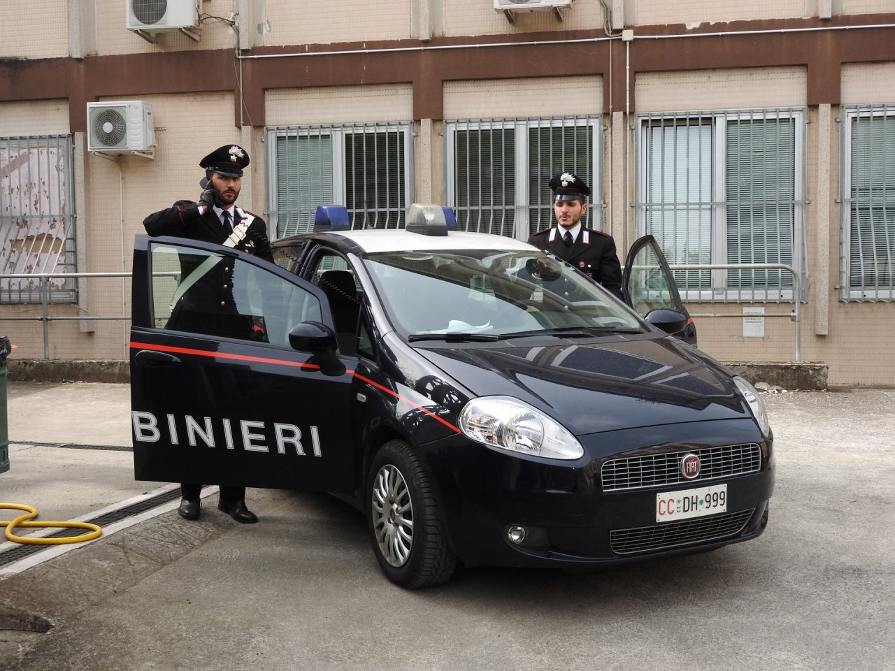 Scattano i controlli: nei guai un venditore porta a porta