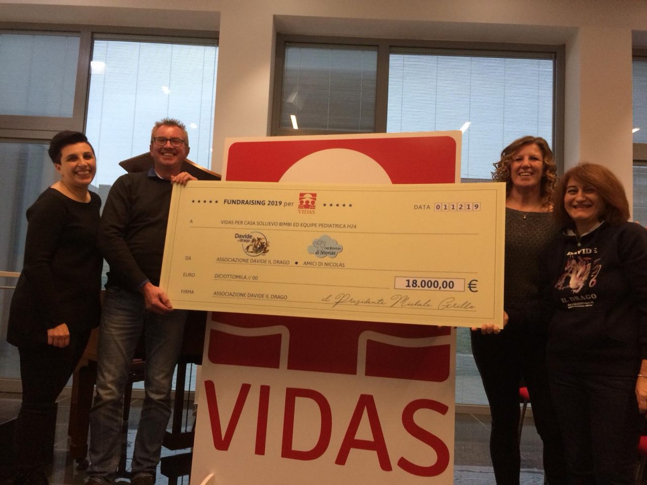 Da Chiari a Milano in sostegno di Vidas con un assegno da 18mila euro