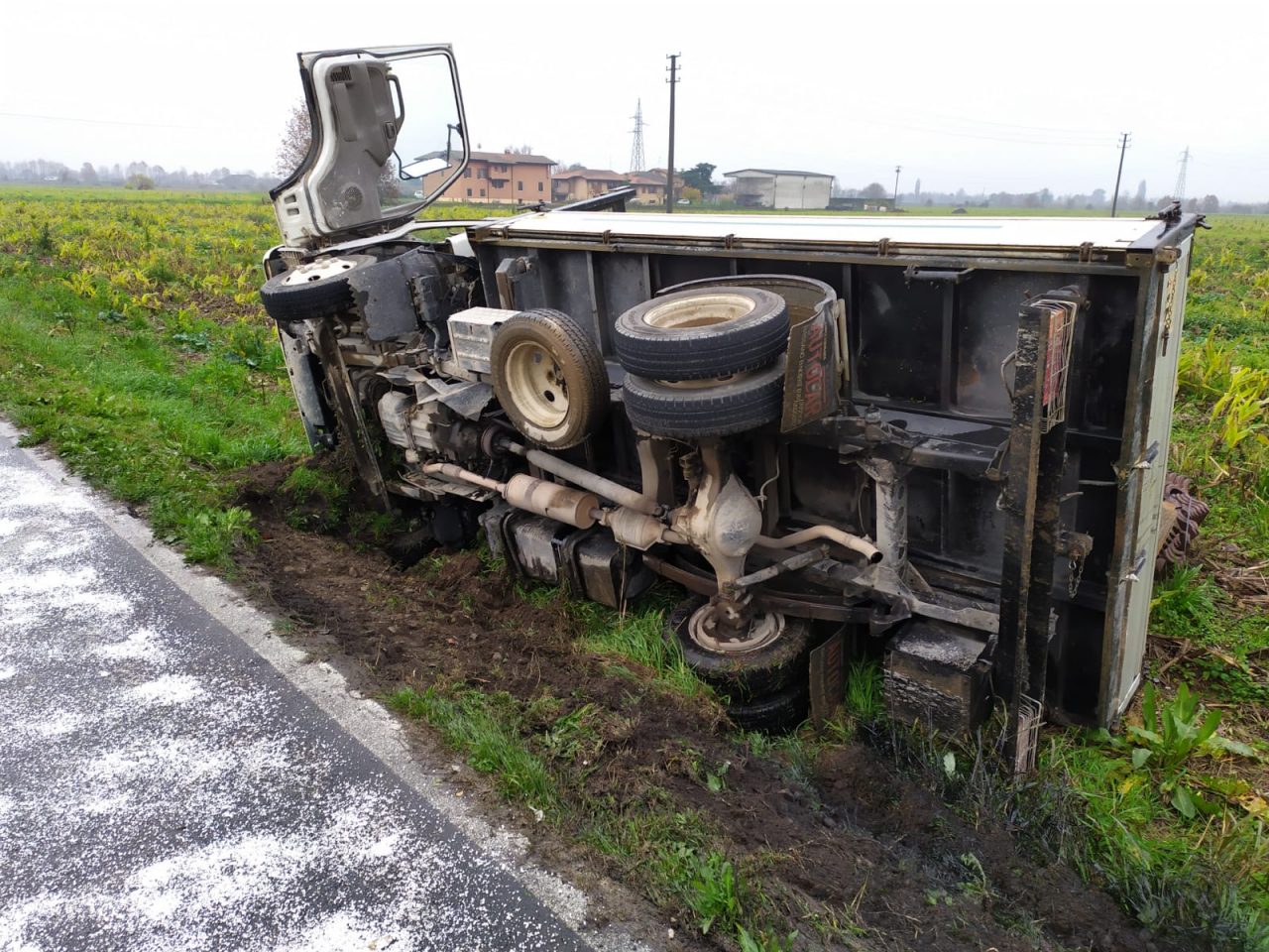 Si ribalta nel campo: chiusa via Miglio a Manerbio