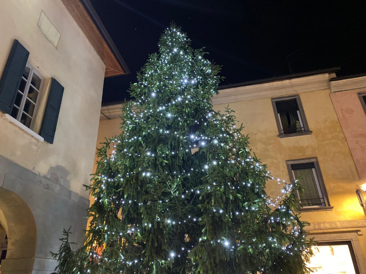 Inaugurato il Natale a Chiari con l’accensione dell’albero ECCO IL CALENDARIO