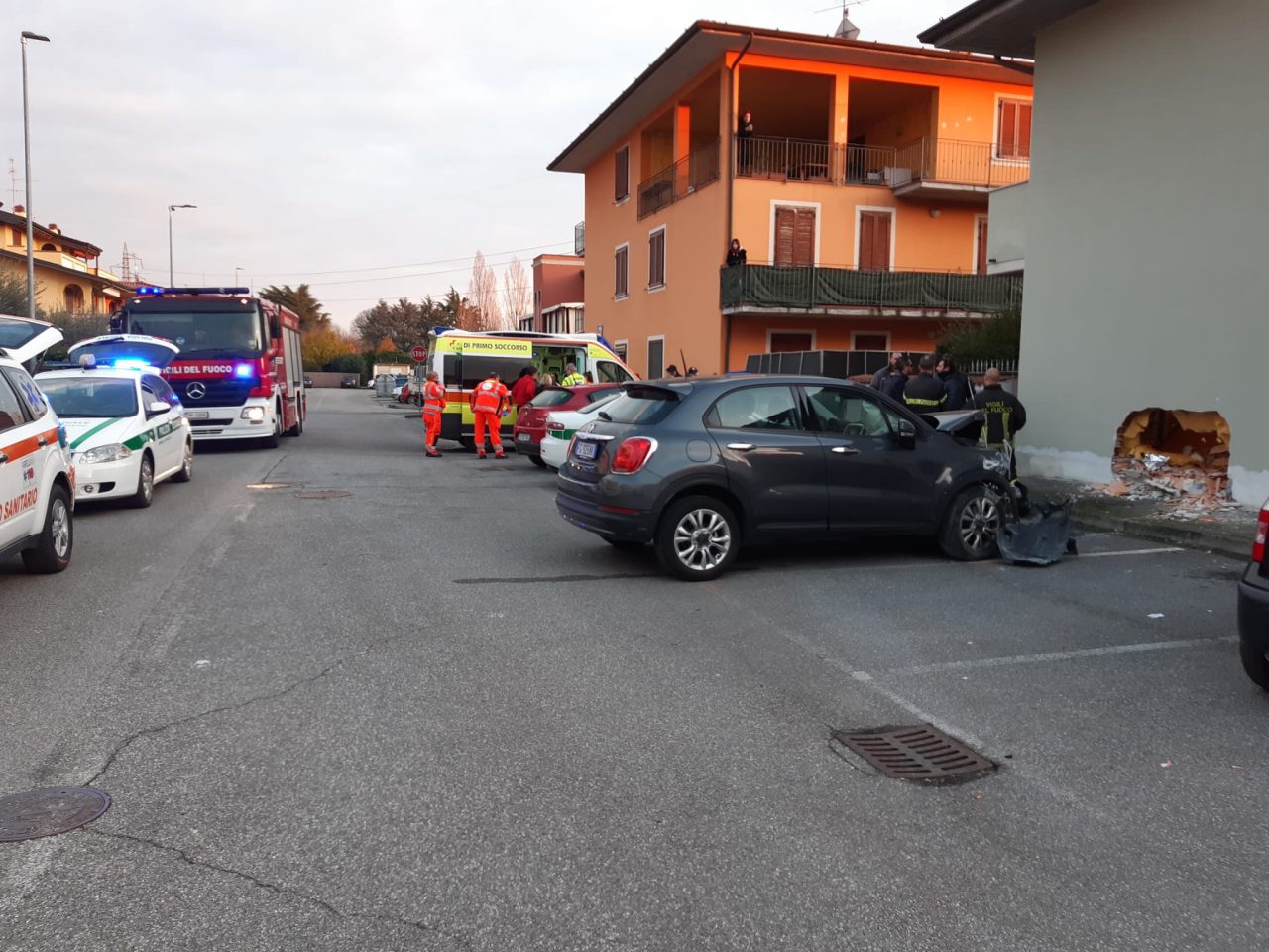Incidente a Ospitaletto: auto sfonda il muro di un’abitazione