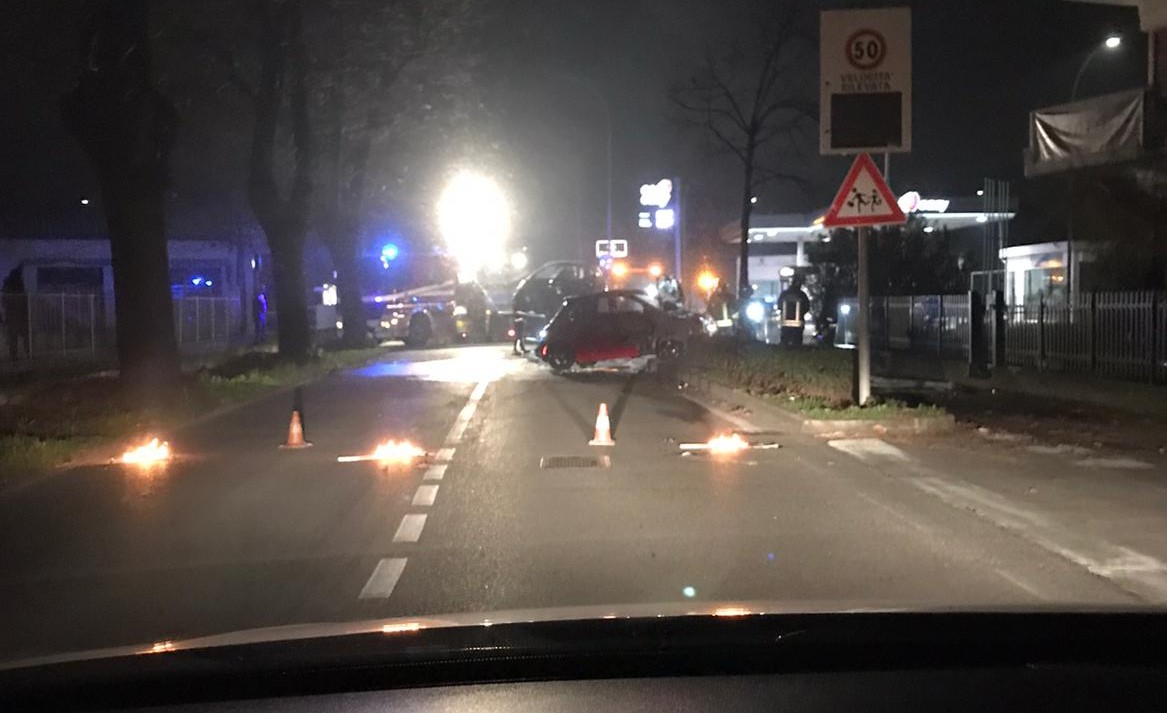 Auto si schianta e prende fuoco: paura a Palazzolo