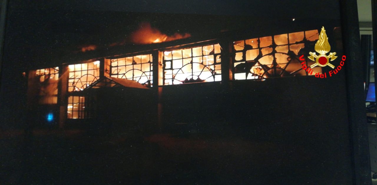 Capannone in fiamme, incendio nella notte a Montichiari