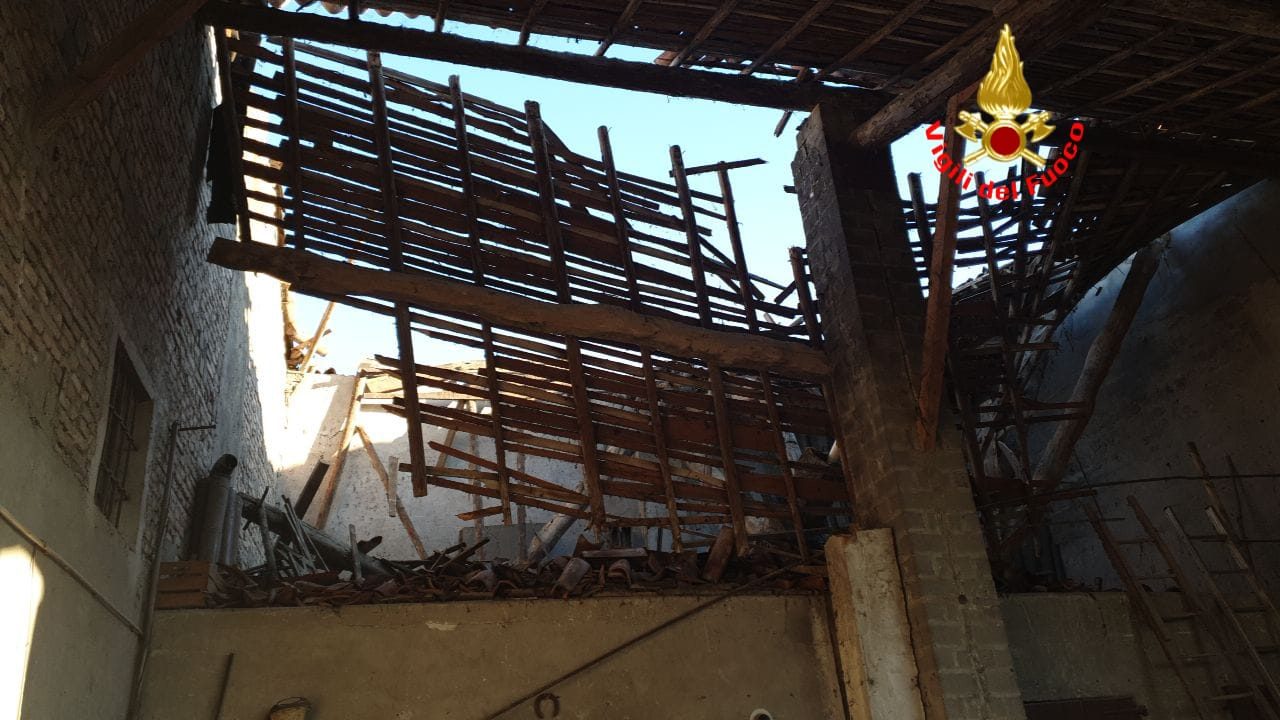 Crolla il tetto di una cascina: disabile bloccato sotto le macerie