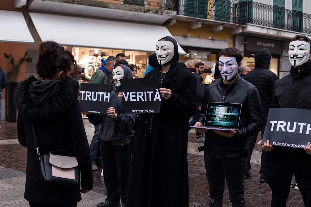 Gli attivisti gardesani di Anonymous scendono in piazza