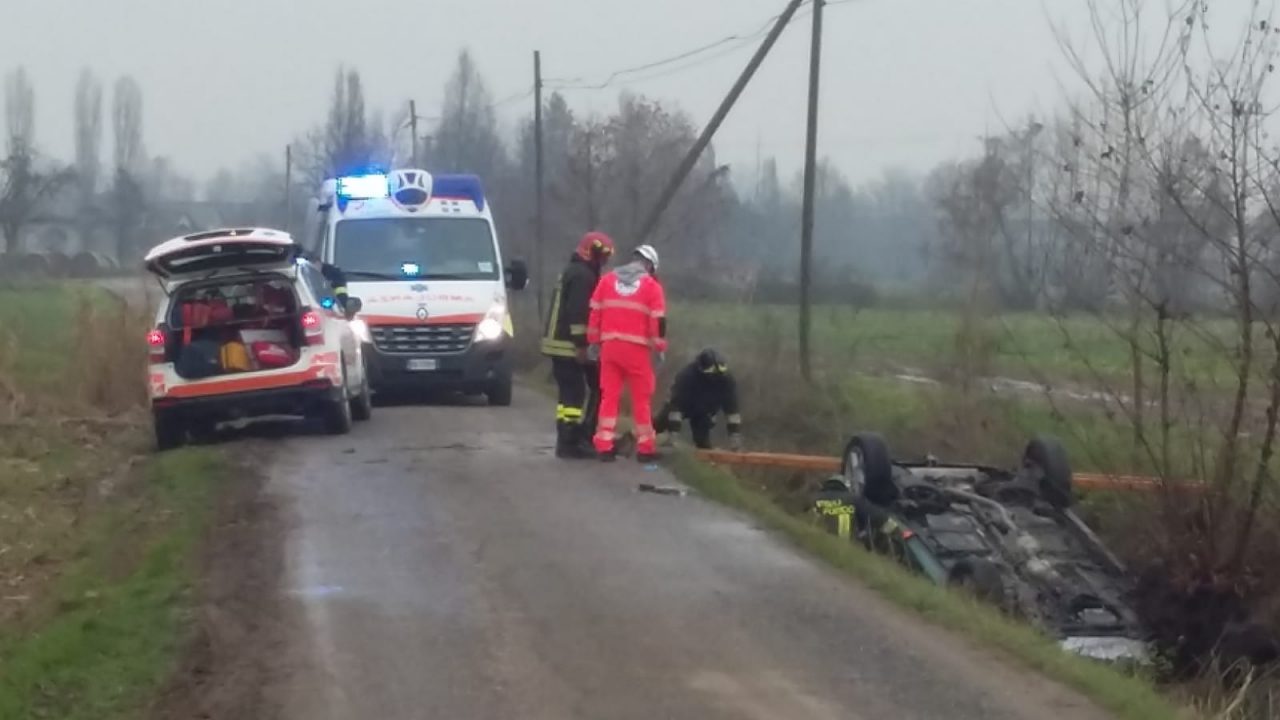 Auto fuori strada a Offlaga: perde la vita un 41enne