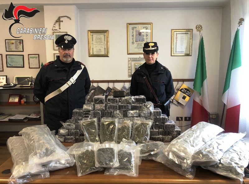 Nascondeva 72 chili di droga nell’armadio: arrestato uno spacciatore