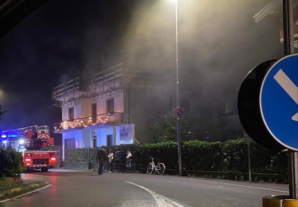 Prende fuoco il tetto di una casa: paura a San Pancrazio