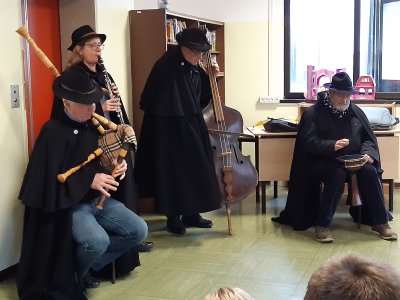 Zampognari in visita alla primaria Teresio Olivelli di Salò