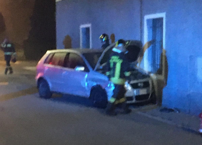 Provoca incidente e scappa, l’auto finisce contro il muro