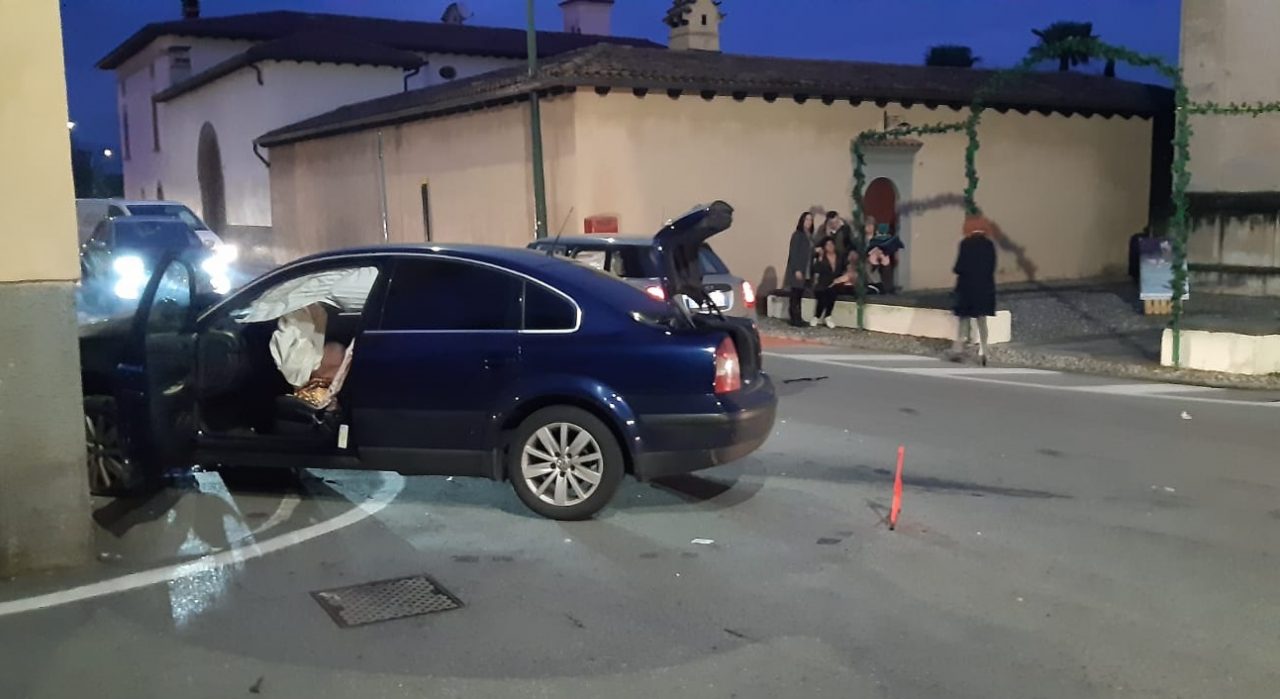 Schianto al semaforo di San Rocco a Rovato